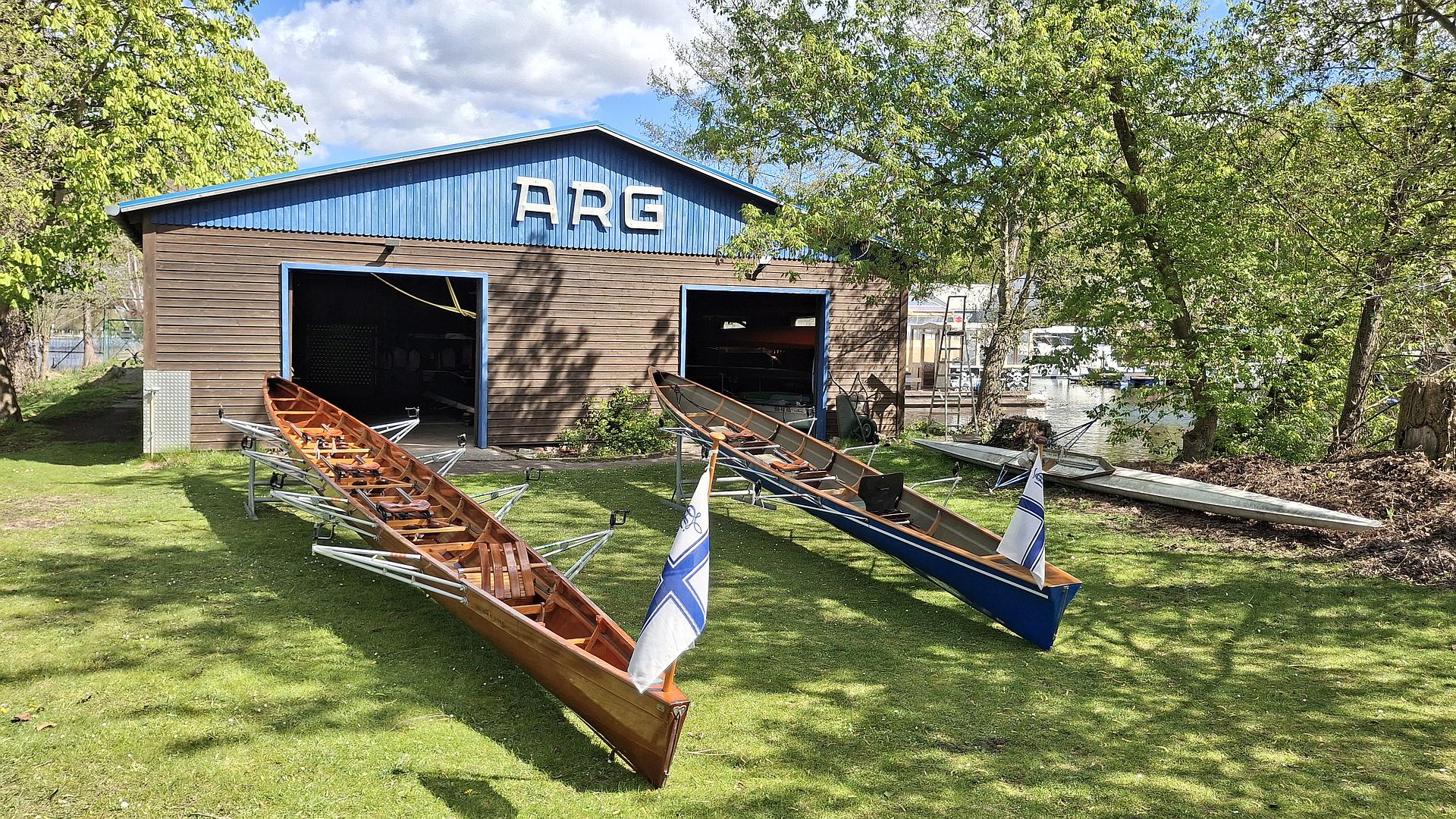 Ruderboote vor der Bootshalle der ARG in Berlin
